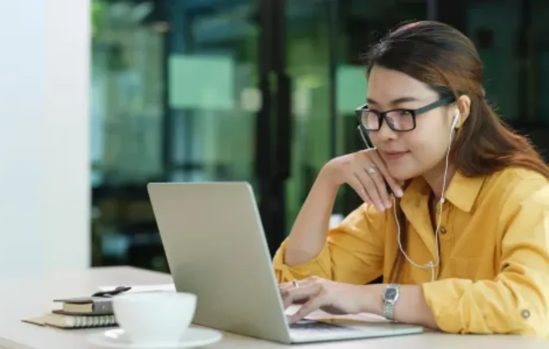 A housing professional taking an ONPHA online course on their computer