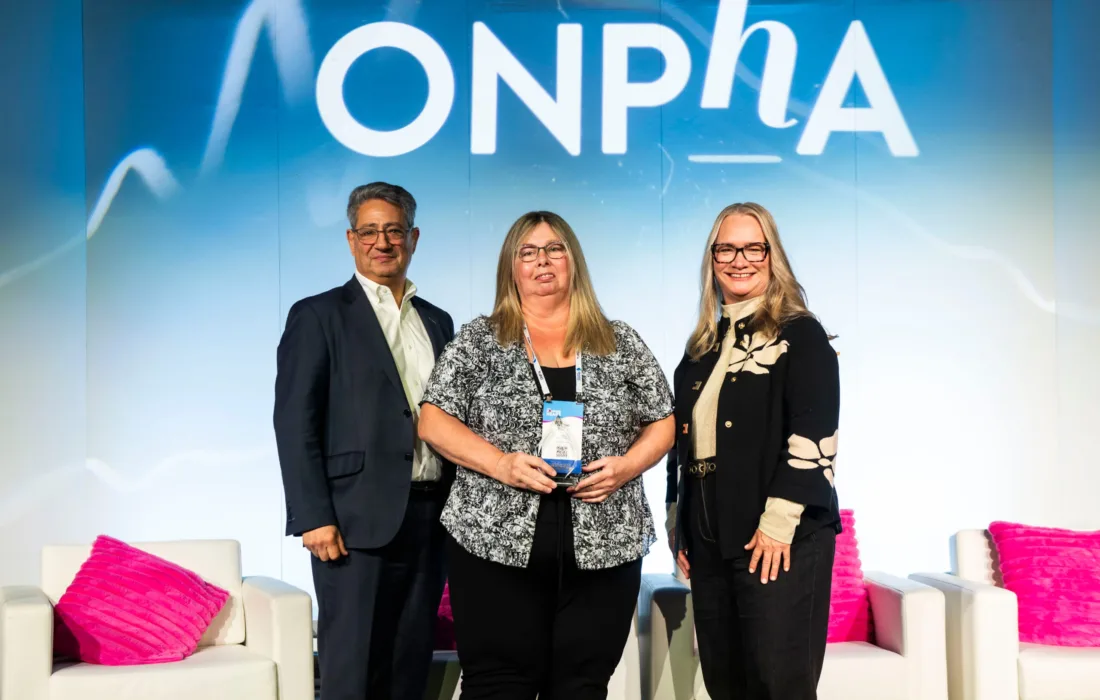 Winnie Peters receiving the ONPHA Leadership Award at the 2025 ONPHA Conference