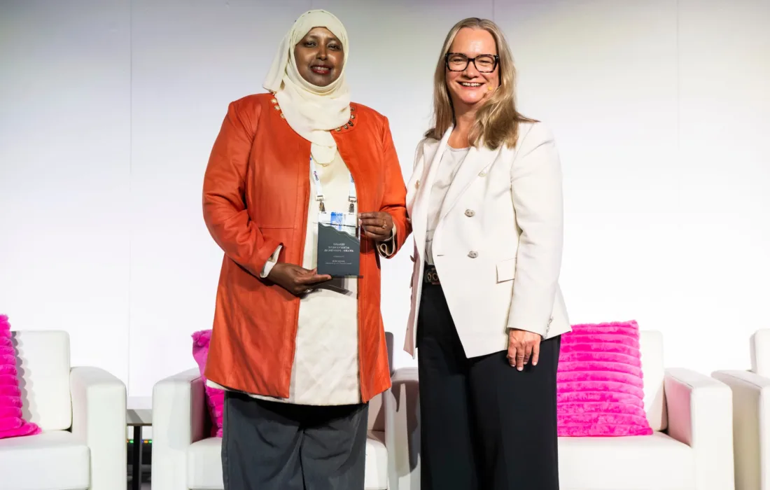 Deqa Nur receiving the ONPHA Tenant Achievement Award at the 2025 ONPHA Conference